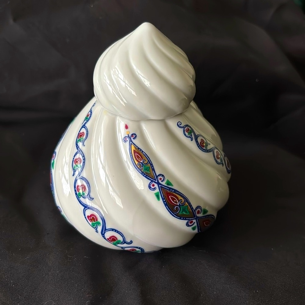 ❇️4/$20 Vintage Elizabeth Arden Porcelain Jar with Lid